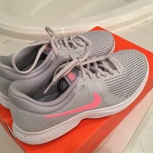 Women’s Nike revolution 4 size 8